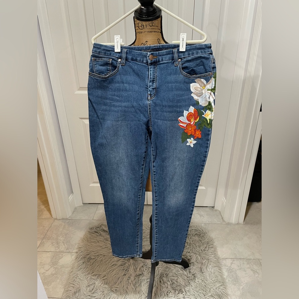 Chico's So Slimming Girlfriend Ankle Jeans with Floral Embroidery Sz 10